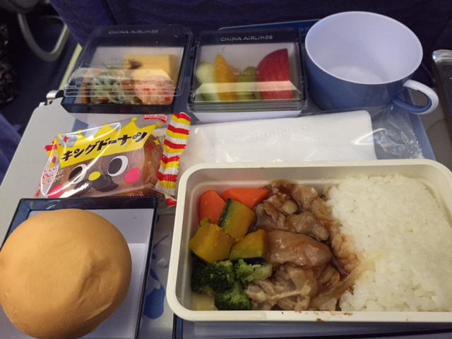 成田-台北の機内食。鶏肉ごはんを選びました。