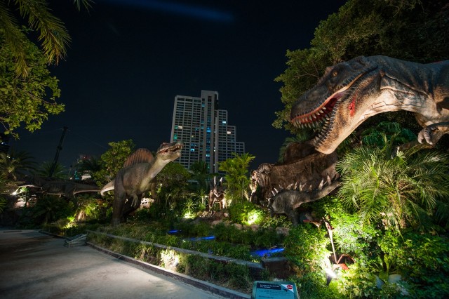 画像：http://www.dinosaurplanet.net/en/attraction/　これはジェラシックパークⅢのワンシーンですな。